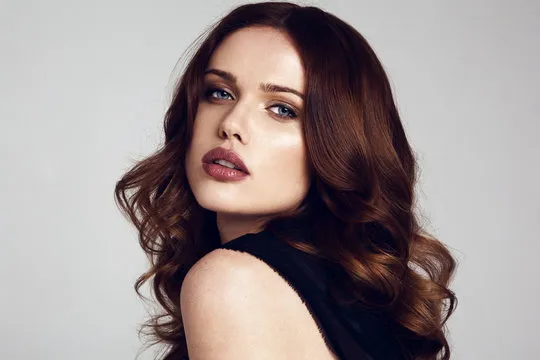 使用移动设备完成赛事账户注册的用户形象图